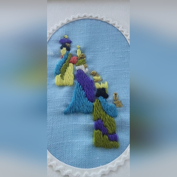 Vintage 1974 Completed Crewel Embroidery Three Wise Men Gold Frame - Picture 2 of 5